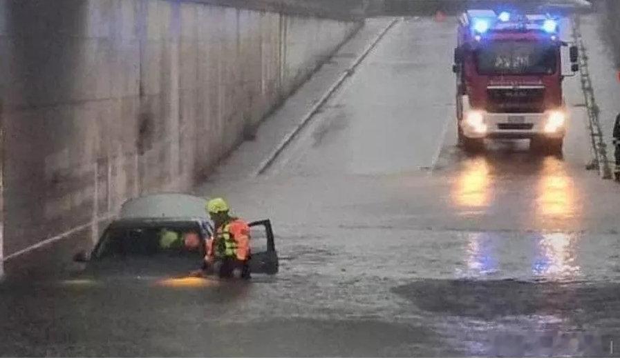今天意大利全国到处有强降雨，已经报道2人死亡。
-意大利东北部，一名女子在乌迪内省拉蒂萨纳溺水身亡。她的汽车被困在一处积水的地下通道里，女子最终淹死在车内。
-中部锡耶納省，一名女子在狂风大作时试图关上一扇窗户，强风导致窗户撞碎，一块玻璃碎片割断了她的隐静脉，导致她大量失血身亡。 ​