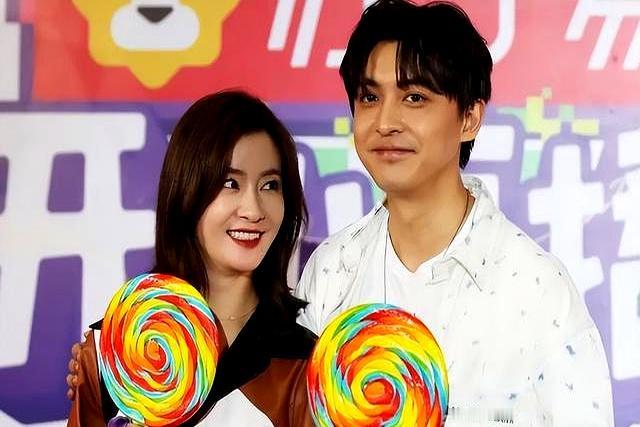 李晟的老公李佳航大家都熟悉吧，就是《爱情公寓》里那个大名鼎鼎的张伟。

 他1987年的，还比李晟小两岁，是上戏科班学表演的。反观李晟原本学的是广告设计，半路转行做演员。

 李佳航演过不少好戏，新版《还珠格格》、《班淑传奇》都有他，去年还在《志愿军：雄兵出击》出演雷英夫。

虽说算不上一线大咖，但