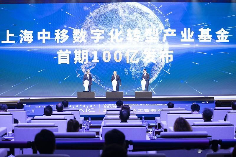 如何看待AI三巨头喊停AI发展？
最近科技圈大瓜，平时互相掐架的AI三巨头，居然罕见统一口径，呼吁放缓前沿AI的迭代速度。
一边是拼命烧钱卷模型，一边集体喊话要踩刹车，这事看着挺矛盾，很多人看的一头雾水。
从他们的说法来看，核心顾虑是AI递归自我改进。AI开始参与研发下一代AI，能力指数级暴涨，人类