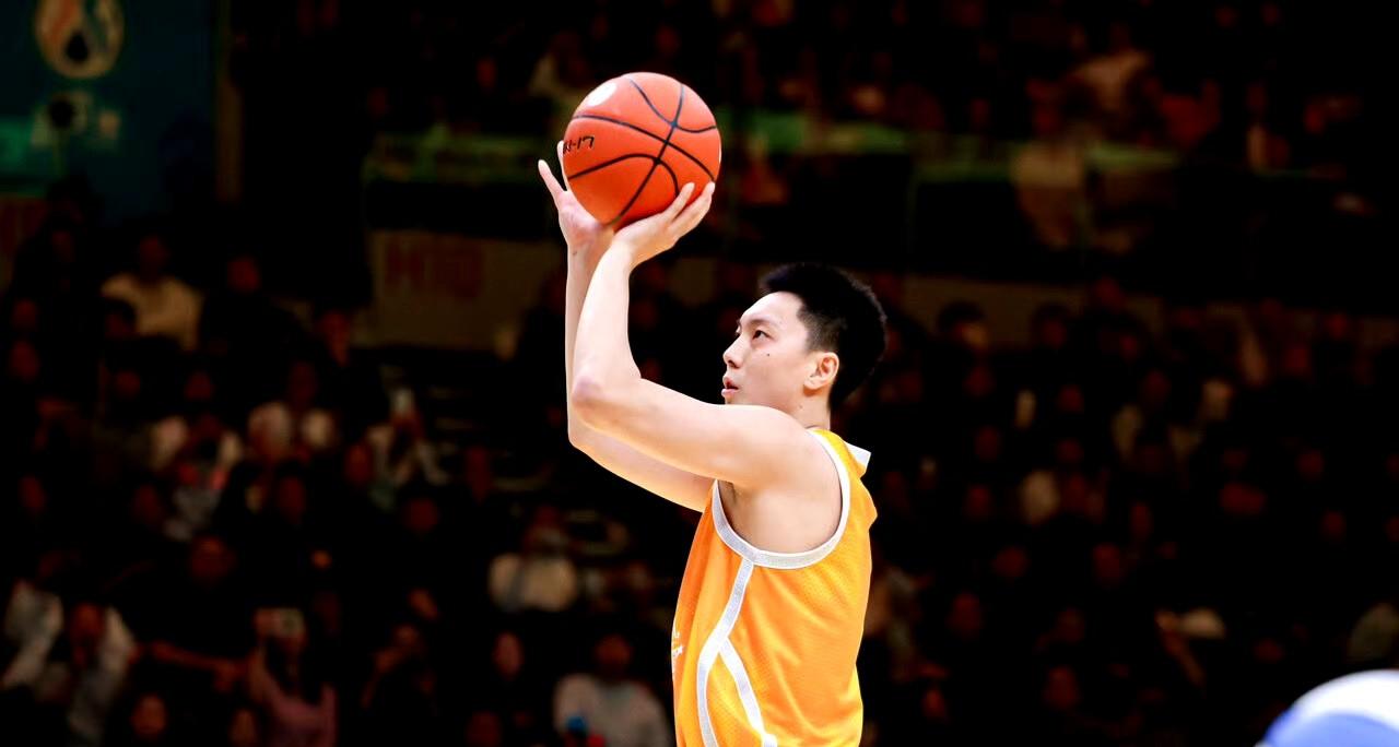 胡明轩找了一整个赛季状态，常规赛确实没找回来，整体就是“拉”，而且不能...