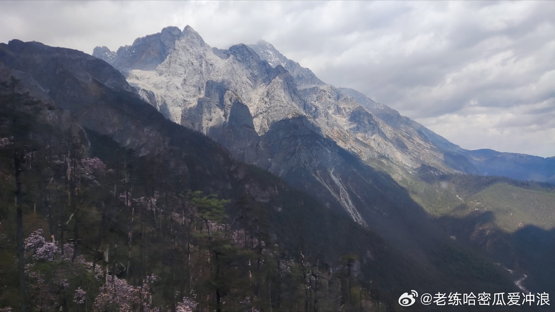 八月最美好的自驾旅途，是开着我的深蓝S05？不，S07，带上爱人，四个人一起奔赴远方。
 
特意提前测试高速续航，胎压调到2.9bar，试过不同巡航速度，105km/h匀速的时候，续航表现最让人安心。车窗落下，一路吹着晚风，看着沿途不断后退的风景。
 
不用赶时间，走走停停。车子不只是代步工具，更像是我 ​