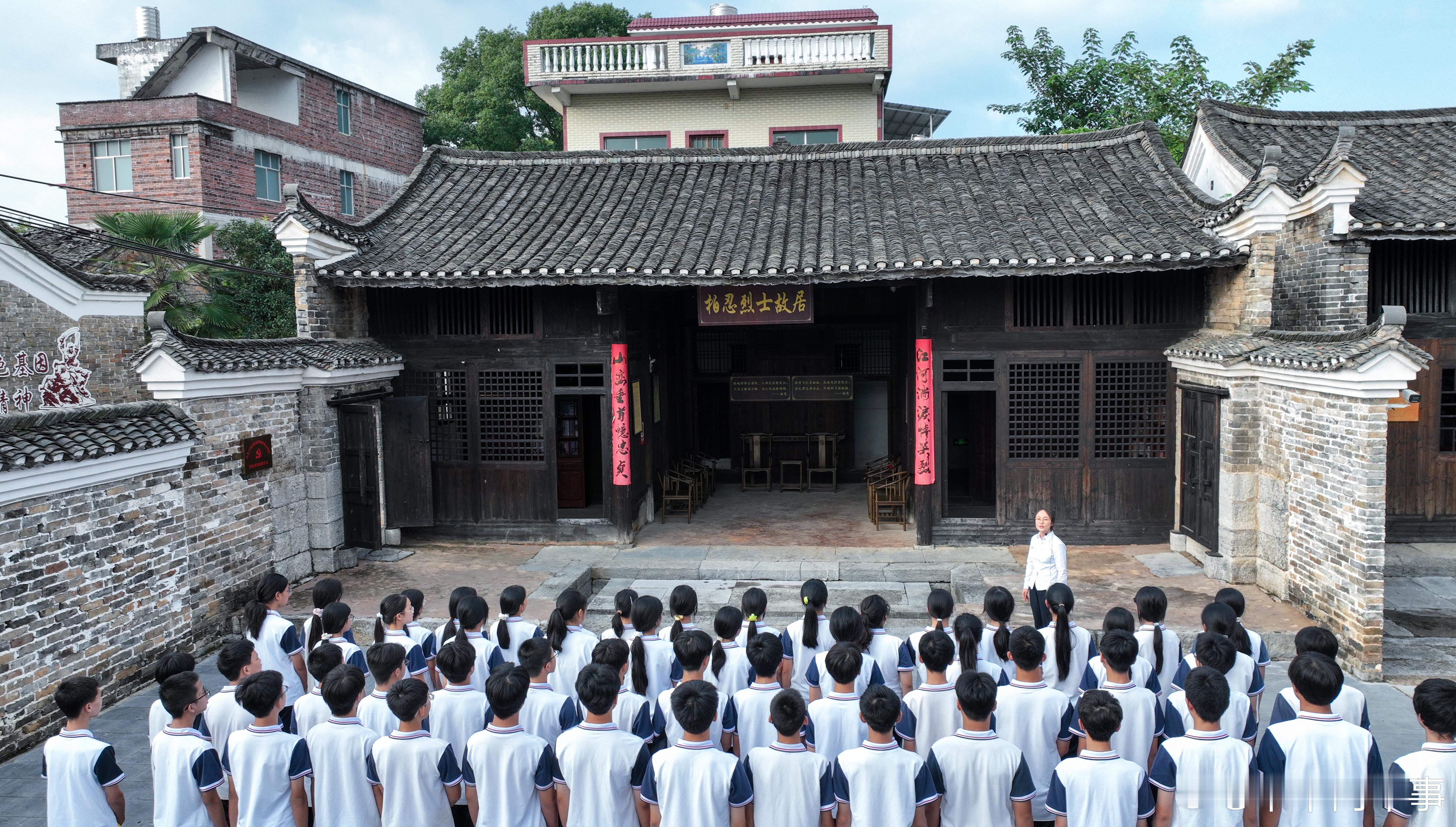 从西藏阿里到湖南宁远，千里连线，致敬边防军人，这里孩子们与高原官兵的双...