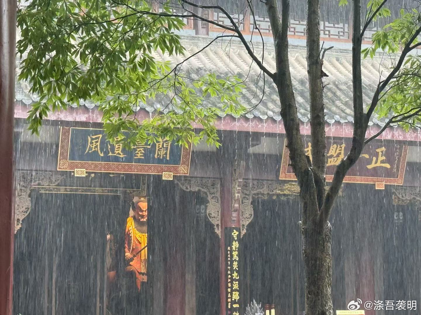 又一年白露，这段时间终于忙完了。
       前几天中元节在京城出差，原因是一客户母亲病发在医院抢救，事发突然找我过去，原因是年初排流年的时候，我给他推出母亲这个月要发病的事情，本来这种事情会看表的都会提前准备，大事化小小事化了！比如，先去医院大检查，有梗的溶酸，体弱的输液打白蛋白，也 ​