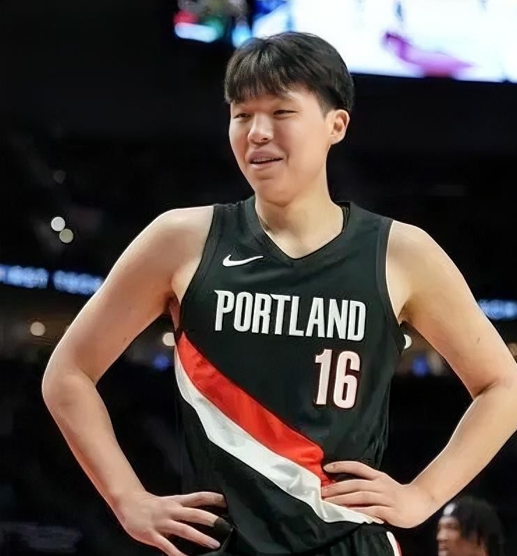 很多人还在幻想杨瀚森未来能在NBA打首发，真把联盟现在的内线生态看简单了。
看看如今的世界顶级内线梯队，约基奇和文班亚马那种降维打击的天赋就不提了，就连申京、小萨博尼斯这类全明星，常人一辈子都摸不到边。
现实点说，哪怕把他放在五档边缘轮换里，也是带着巨大的潜力和情怀滤镜在看。
真正卡死在他面前