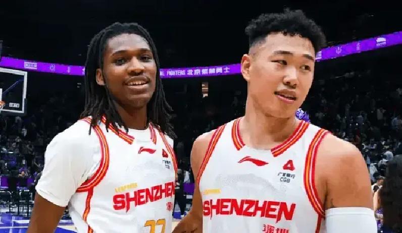 狂输将近60分、核心球员单场正负值干到负55，深圳男篮这场球直接把遮羞布给扯了个稀烂。
最扎心的不是输球，而是到了第四节，北汽主力早早坐在板凳上喝水聊天，换上一水儿的全华班替补在场上打，深圳这边居然还能投出三不沾来。
场边的顾全脸色铁青，他是赶鸭子上架当了代理主帅，结果带队打到现在是一场险胜接着