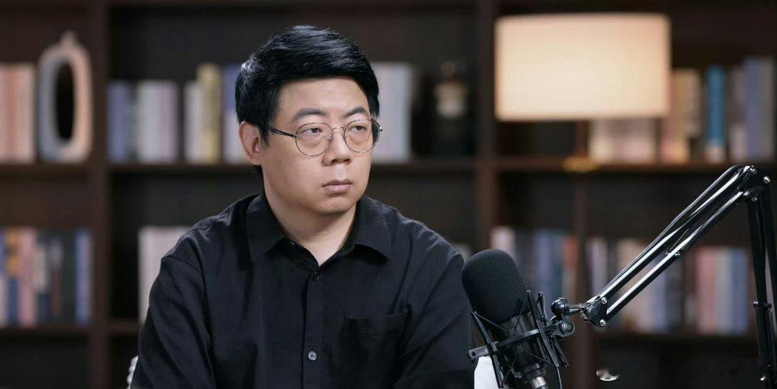 #AI眼镜成为隐私重灾区#

现在走在路上，谁戴AI眼镜都得下意识瞟一眼。
不是怕被拍，是怕自己刚吐槽完的话，转头就被实时转成文字流出去。
技术往前跑，隐私的护栏真得跟上。 ​