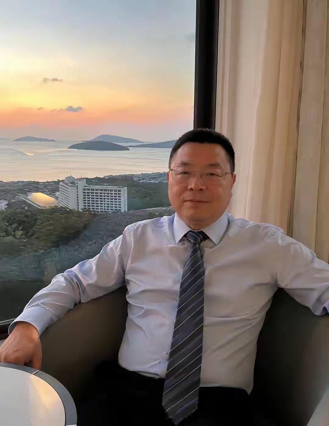 不是倒闭，是直接消失。西安赛格商场里，那个当初被请来当门面的海底捞，连...