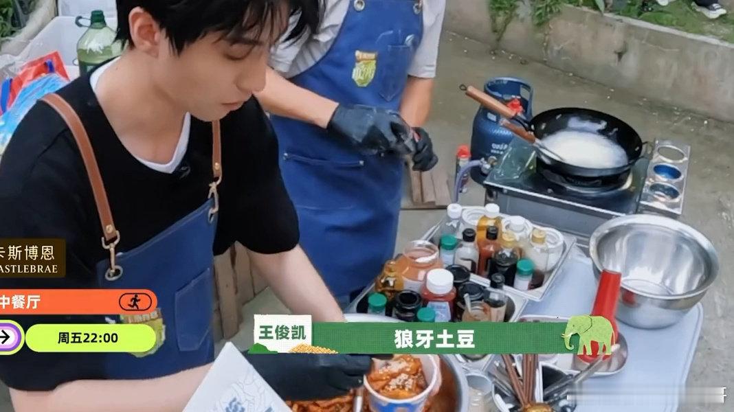 #中餐厅10美食推广日全员出动# 中午吃饭的时候就缺这种下饭综艺，看着他们忙忙碌碌的样子感觉自己的饭都变香了，而且每个人的性格都很鲜明，凑在一起产生的化学反应特别有趣，已经准备好边吃边看了 #中餐厅南洋拾光季##中餐厅10# ​