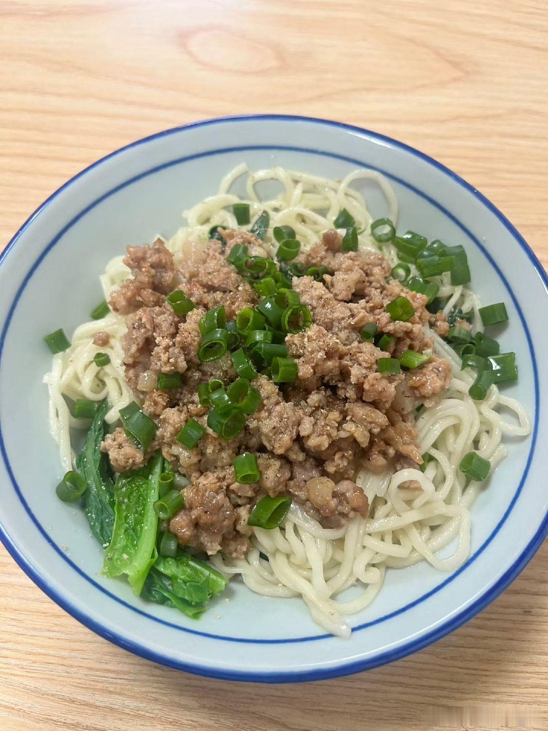 音乐👍
午餐，简简单单的来个特色面➕汤
又是满足口腹之欲的一餐✌️
#张韶涵玩家巡演还有5场城市待官宣#
哈哈哈，是谁已经在期待了
静候官宣，等待拆盲盒
也希望大家都能买上票去听一场演唱会 ​