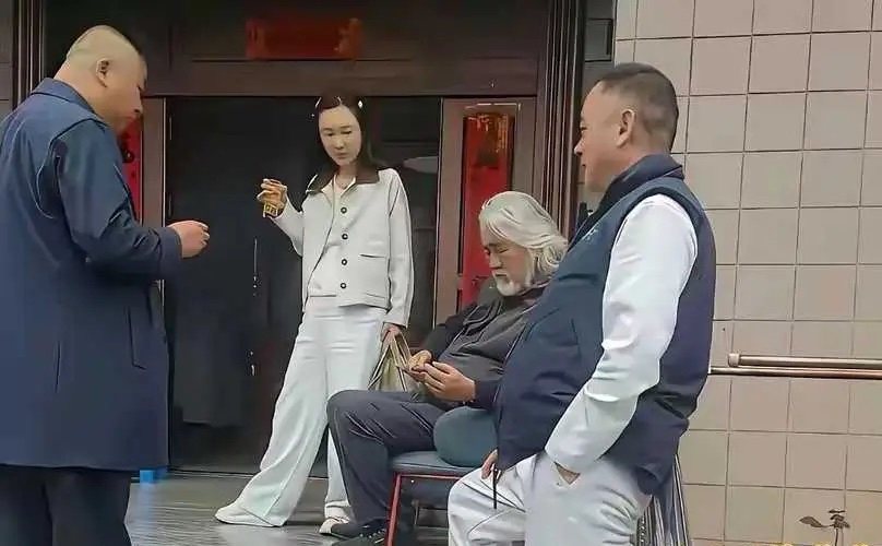张纪中陪妻子杜星霖回江苏连云港老家。

门前这一幕被拍了下来：站着两位男士，一位是杜星霖的父亲，另一位是她表哥。长途奔波一路辛苦，张纪中坐在门前，岳父和表哥站在一旁围着他闲谈。杜星霖则在一旁悠闲地端着茶杯喝茶，画面氛围平和，像是普通家庭的日常相聚。

杜星霖嫁给知名大导演张纪中，当年在不少人眼里充满