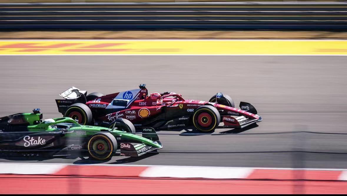 F1 美国站回顾｜诺里斯守住亚军，迈凯伦策略博弈没能赢下红牛
F1 美国站正赛落下帷幕，诺里斯最终收获第二名。起步阶段他被勒克莱尔抢占位置，之后靠着稳定节奏和车队进站调度慢慢追近。其实迈凯伦本场的长距离速度不差，轮胎衰减控制做得很不错，可惜红牛的直线优势实在很难抵消。诺里斯顶住了法拉利的反复进攻，守