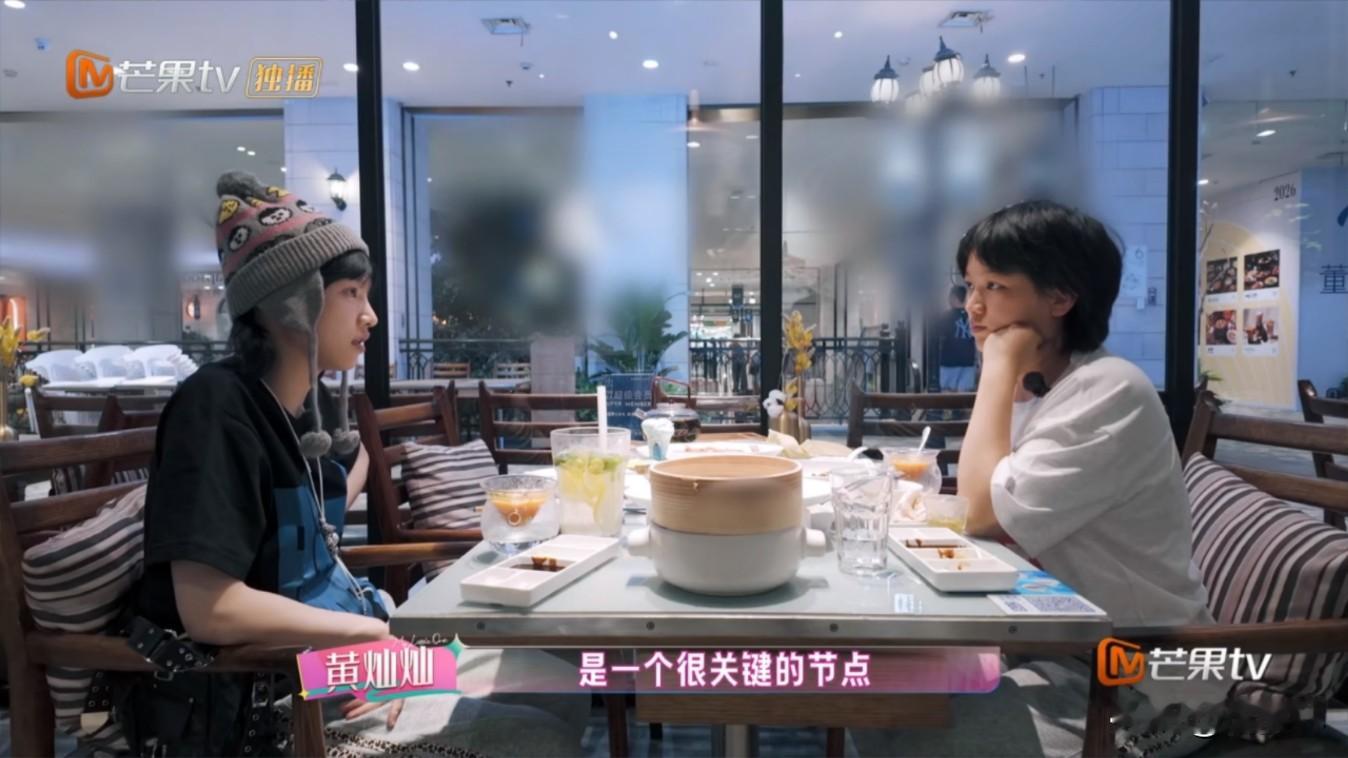 黄灿灿：“参加《乘风》是我很大的一个转折点，在这之前，我的工作架构是由我的大经纪来把控，所有的东西，不管是你对外表达，你是一个什么样形象，或者怎样，她会觉得你应该要这样或者那样。”

虽然大家都知道，艺人都是有经纪人管着，但没有想到就连穿什么衣服，说什么话都是有要求的，艺人的自由真的很少。

黄灿灿