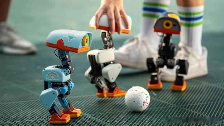 Microduck 是 Hugging Face 旗下法国子公司 Pollen Robotics 于上周推出的可编程机器人。

这款鸭子造型机器人全套搭载各类传感器、电机，板载算力来自瑞芯微 RK3566 芯片。

Omdia 首席分析师苏连杰（Lian Jye Su）表示，这家上交所上市企业是端侧人工智能领域的核心供应商。

据开发者 Hugging Face  ​