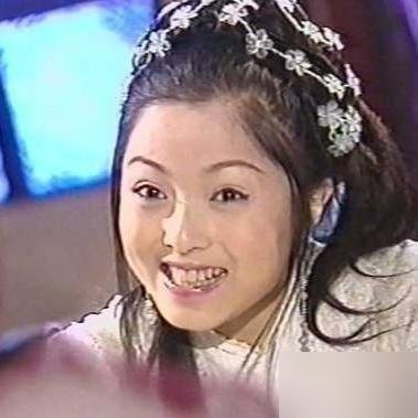 当年试镜演她妈，结果临时顶包演了女主，张棪琰这命也是绝了。
《武林外史》选角那天，她本来是奔着朱七七的娘李媚娘去的。结果原定女主没来，导演一抬眼：就你吧，演朱七七。
这一换，直接换出一场持续二十多年的“红白玫瑰”大战。有人死磕朱七七的刁蛮鲜活，有人心疼白飞飞的孤注一掷，吵到现在没停。
回头看，