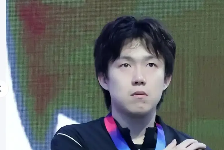 说出来你或许不信！

王楚钦退赛澳门不可怕，

丢掉世界第一也不可怕，可怕的是国乒积攒多年的心理优势的崩塌，可怕的是外协信心的暴涨，从此开启攻守易型，这话绝不是危言耸听。

这次退赛最直接的连锁反应，不只是少打一站，而是原本靠澳门这站去抢状态、抢积分、稳排名的口子，突然就空了。

积分会过期，排名会