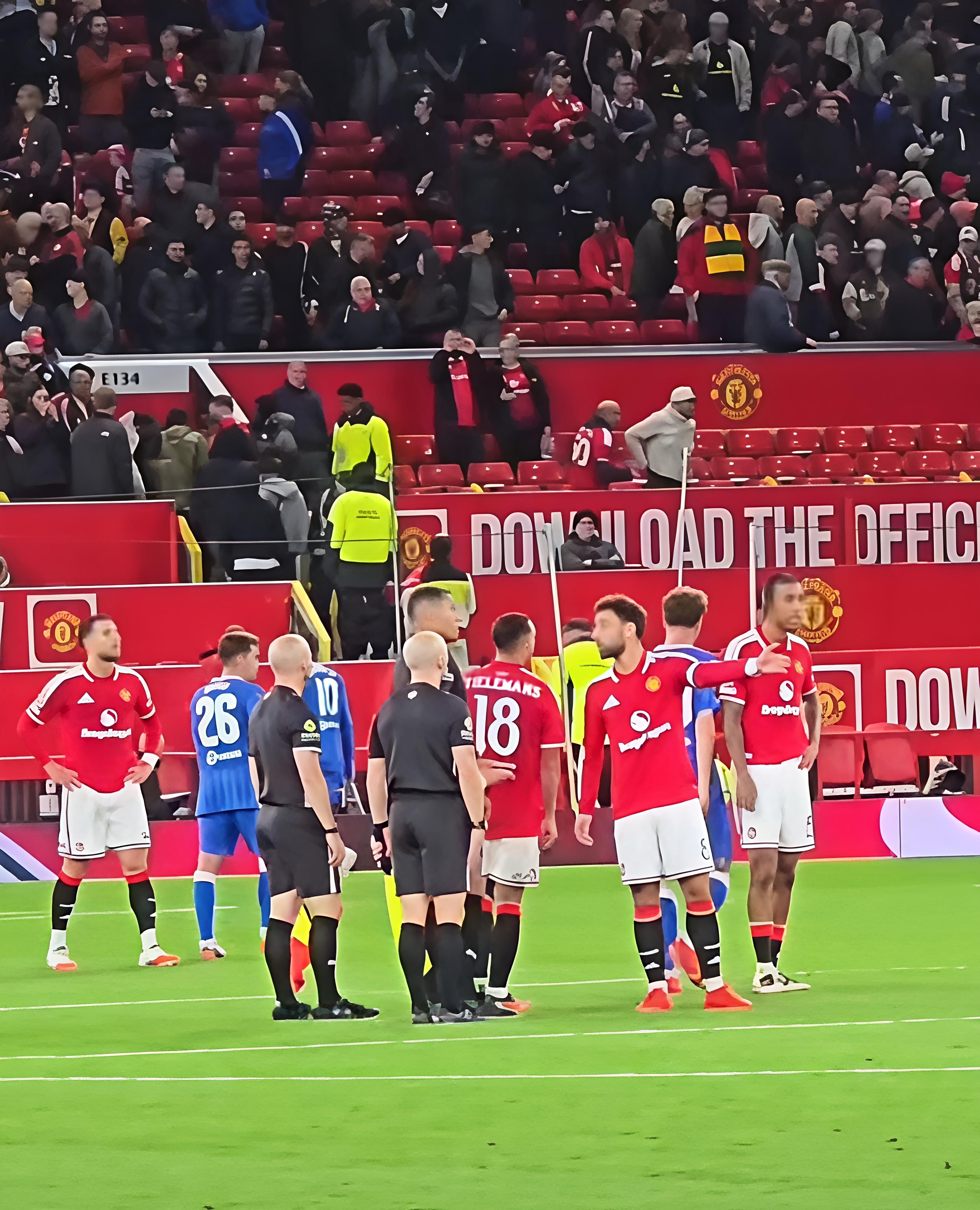 曼联主场2-0大优开局，结果下半场被布莱顿连轰3球惨遭逆转，2-3输球出局，创下老特拉福德近50年领先两球还输球的尴尬纪录，连续两年联赛杯首轮就翻车，B费赛后还去找裁判沟通，不少球迷都调侃杯赛早点淘汰反而省心😂