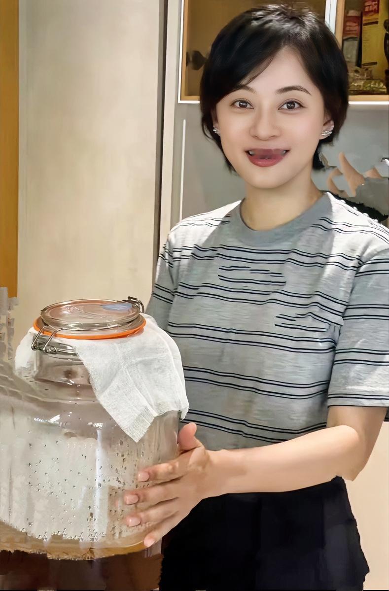 孙俪这状态算是回春了！眼睛不再外鼓，面部也没有发腮，看着整个人舒展不少，不过这总不能是喝发酵茶带来的变化吧，状态这么能打，不进组拍戏实在有点可惜 明星