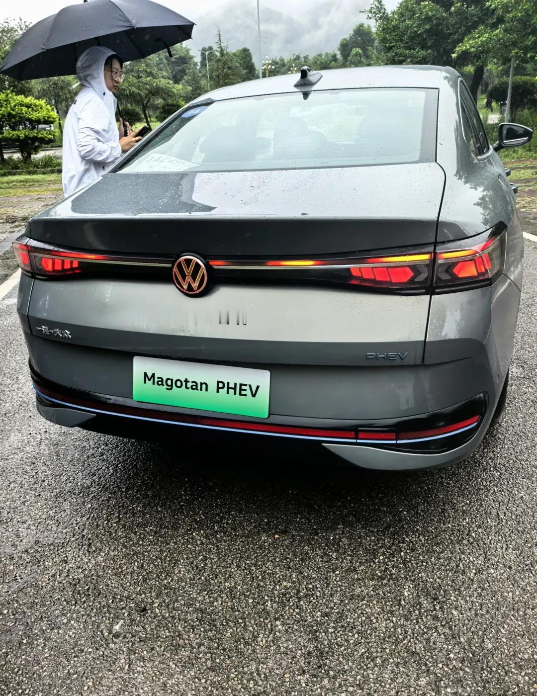 💡想买混动的看过来 迈腾PHEV太香了
家人们谁能拒绝一台没有续航焦虑的混动车啊🥰 之前怕纯电跑长途不方便，油车日常开成本又高，直到去试驾了迈腾PHEV，直接把我的纠结症都治好了！
	
作为一台家用车空间真的很能打👍 平时接送娃放个安全座椅，后排还能坐两个大人，逢年过节走亲戚装礼品也完全不用愁，日常