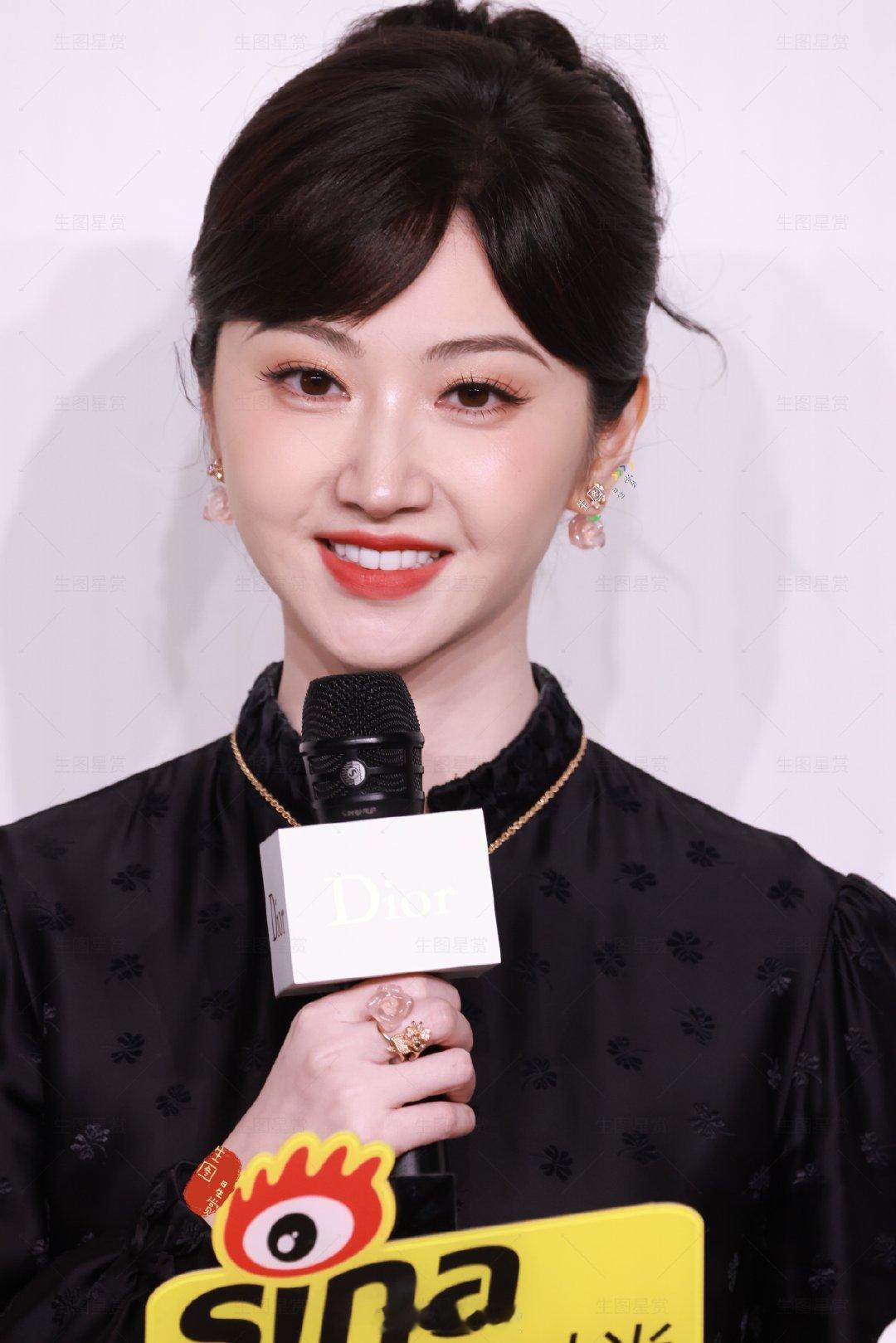 景甜盘发新中式妆造
真人间富贵花🌺
大甜甜251211北京Dior生图美貌💋 ​