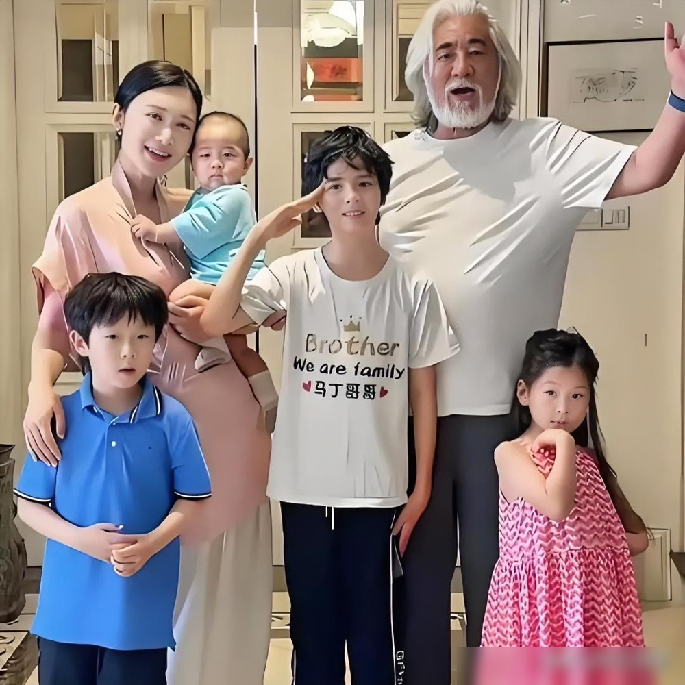 75岁的张纪中，竟然还要生第五胎？他老婆杜星霖还说，想延续越生越聪明的香火。
很多人觉得不可思议，老爷子这么大年纪了，哪来的底气。
要知道，他跟小31岁的妻子，已经养着四个孩子了，最大的那个还是妻子婚前试管生的，张纪中也视如己出，一家人其乐融融。最小的女儿龙珠刚出生没多久，这才消停几天，就又开始