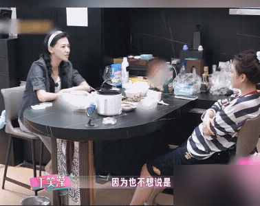 陪闺蜜去试戏，结果闺蜜没选上，自己被经纪公司当场签走了。代露娃在综艺里把这事当笑话讲，直接引爆了情商争议。她说你没试上，我进公司了，说完自己先乐。镜头外网友炸了锅：这姐妹能处？
可丁笑滢全程微笑，就回了一句都是缘分。扒开细节才看懂，当年代露娃签完耀客，立刻拉她共用经纪人。丁笑滢纠结一宿，拒了。理由