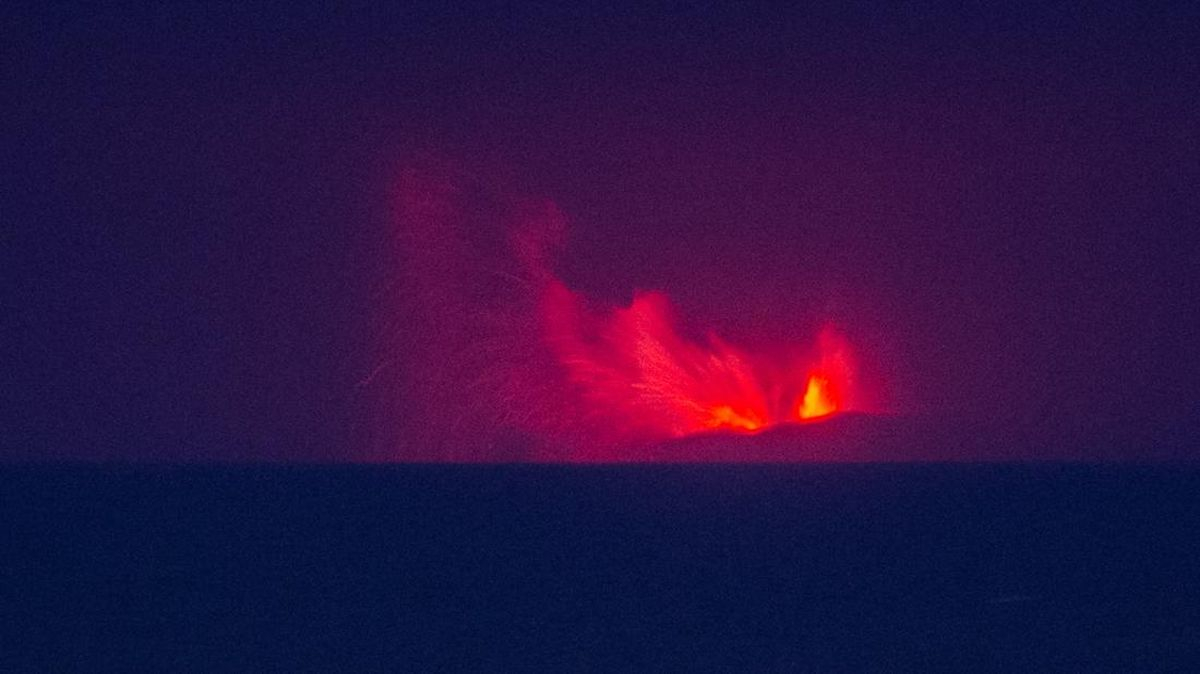 印尼阿纳喀拉喀托火山又醒了。雅加达苏加诺-哈达国际机场关停，209个航班取消或延误，两万两千多名乘客滞留在航站楼里。
卫星拍到两团火山灰，一团冲到6公里高，另一团更猛，接近15公里。火山灰已经飘到爪哇和苏门答腊等地，雅加达郊区都闻得到味儿。
当局提醒人们少出门，出门戴口罩。火山附近的学校 ​