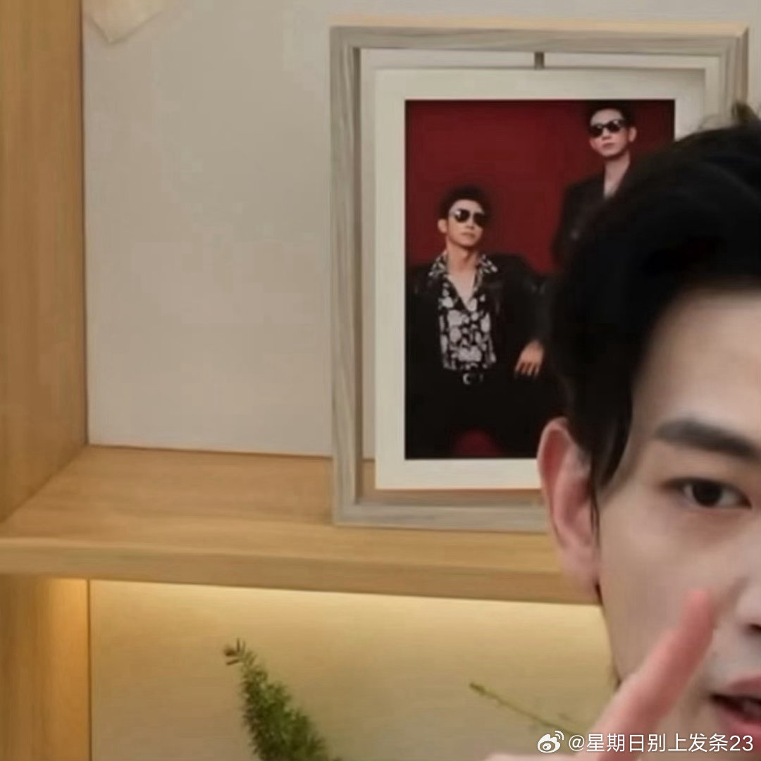 其实腾讯放这张图明显就是故意的啊……完全可以放张单人剧照啊……更何况这张照片也是裁剪过的……而且这张照片也不是剧照啊……挑哪张不行挑张红底的还一个雷霆大裁剪只留下双人……
谁安排的这张图？我加您一下，我觉得我们可以畅聊一整个晚自习 ​