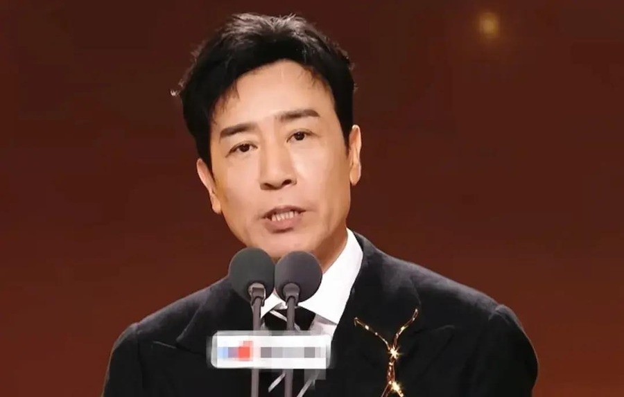 于和伟金鹰视帝领奖第一句话就得罪同行：奖杯该给吴石将军，如今手握四部大剧，飞天奖10月9日烟台揭晓，就差这一座完成大满贯
第33届金鹰奖颁奖典礼的聚光灯下，于和伟手握最佳男主角奖杯，台下同台竞争的胡歌、王骁、郭京飞等人，在他走下领奖台时给了他三个“特别真诚的拥抱”
当晚他哽咽着说出“我翻阅了吴石将军
