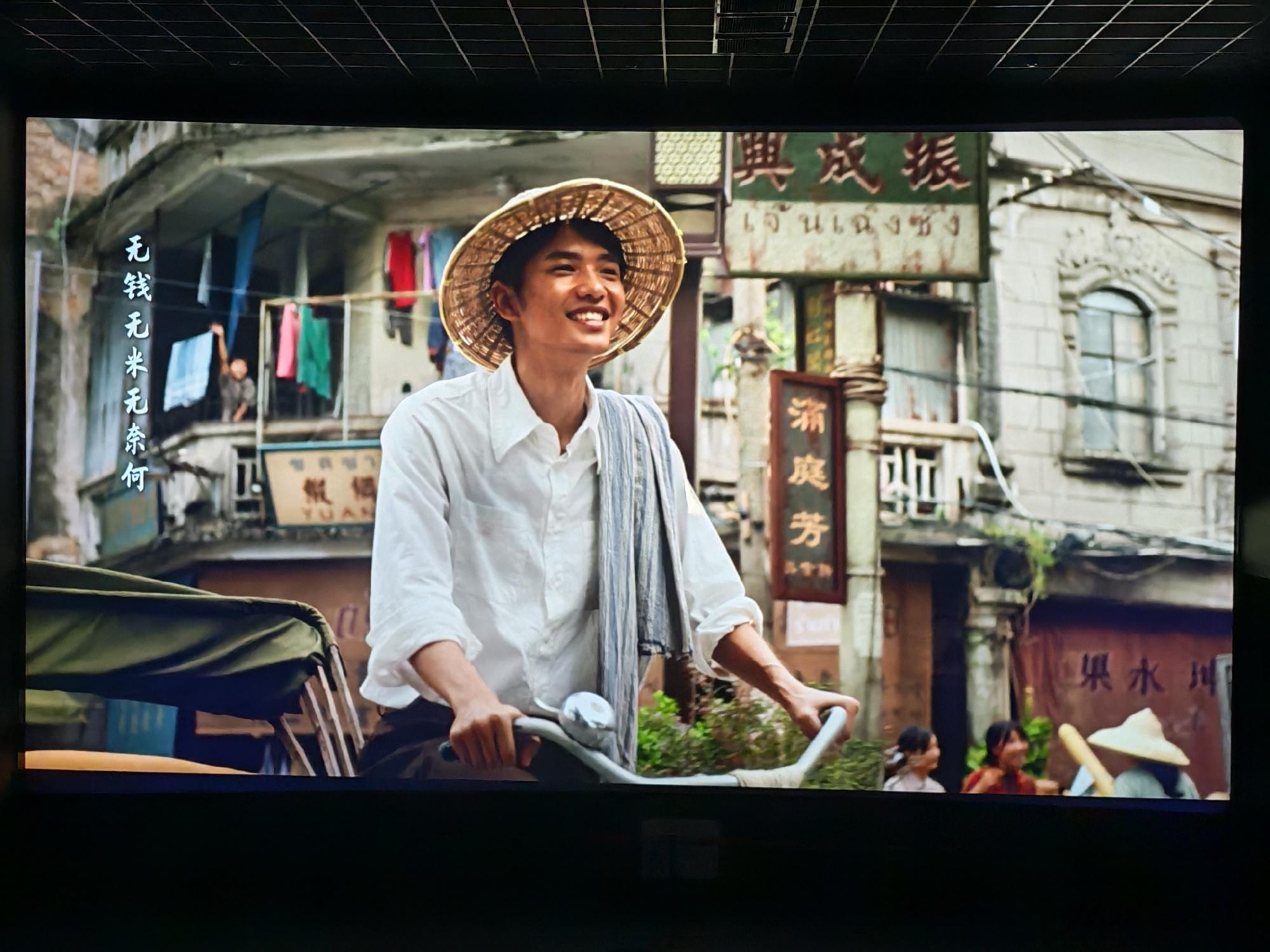 没有宏大的叙事手法～ 只有娓娓道来的小家，大家，家国情怀～ 小众但值得...