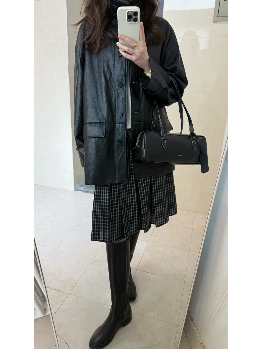 黑色皮衣的搭配思路