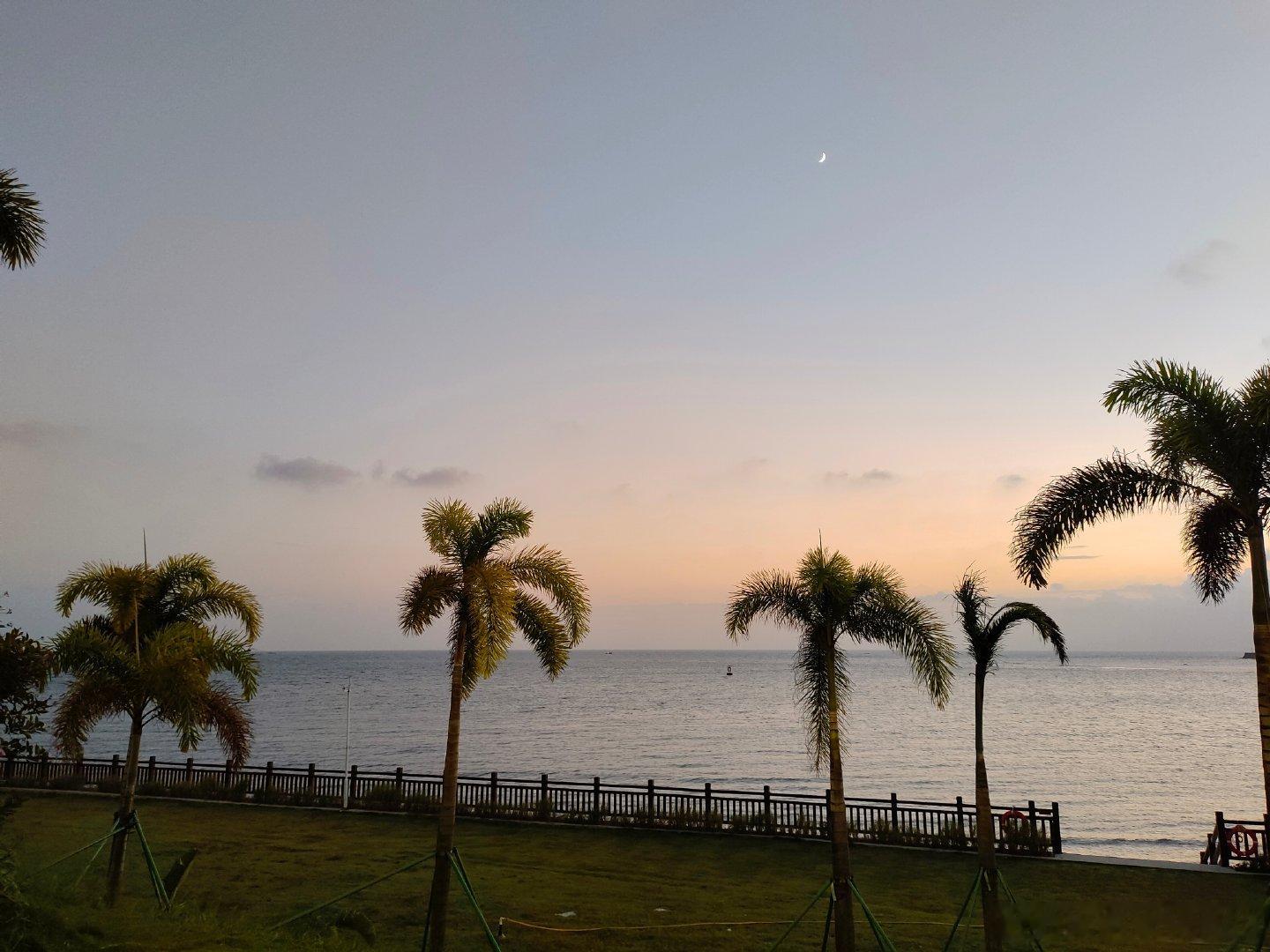 虽然白天的太阳很大，温度还很高，夜里依旧要开空调，但早晚吹过来的风，已经带上凉意了。

这#一股全能型冷空气来袭#大风、降温、雨雪一并抵达，北方不少地方气温创下下半年新低。

时节流转向来安静，悄无声息就换了光景。

记得好好照顾自己，适时添衣，安稳暖和最重要。 ​