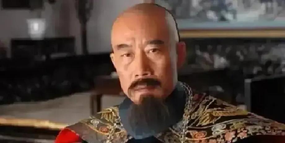左宗棠收复新疆回到北京，据说慈禧太后屏退了所有宫人，只问了他一句话：“左爱卿收复新疆，花了三千万两银子，用了五年时间，牺牲了两万多将士的性命。”
左宗棠没有立刻下跪，而是先解下了腰间一块沾满沙尘的佩囊，面朝北面，双手捧了一会儿。然后，他转向太后，声音沙哑却清晰：“国库的银子，每一笔都记在账上；五年的