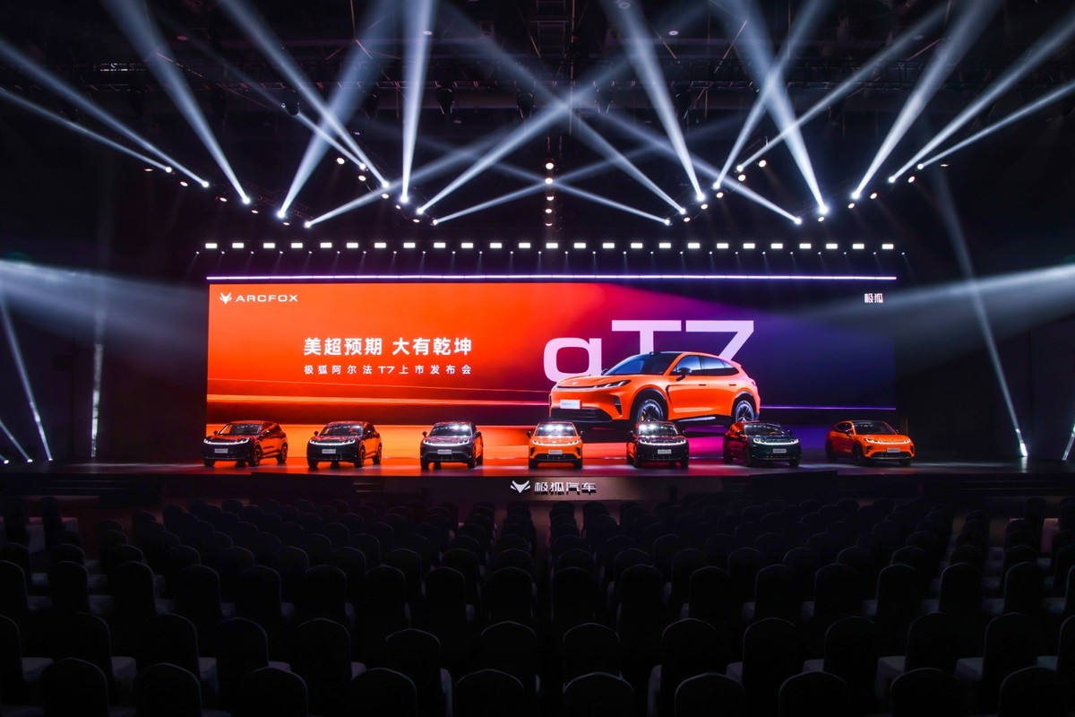 最烦那种标价很低结果啥都要加钱选装的车。极狐阿尔法T7不一样，华为乾崑智驾、宁德时代电池、麦格纳底盘调校、国家大剧院座舱、阿里千问加豆包双AI，全是标配。

不用纠结选哪个配置包，不用算加装要多少钱，入门款就有一身名牌。上市补贴价13.28万起，所见即所得。

我就喜欢这种不玩套路的，省心。看完配置