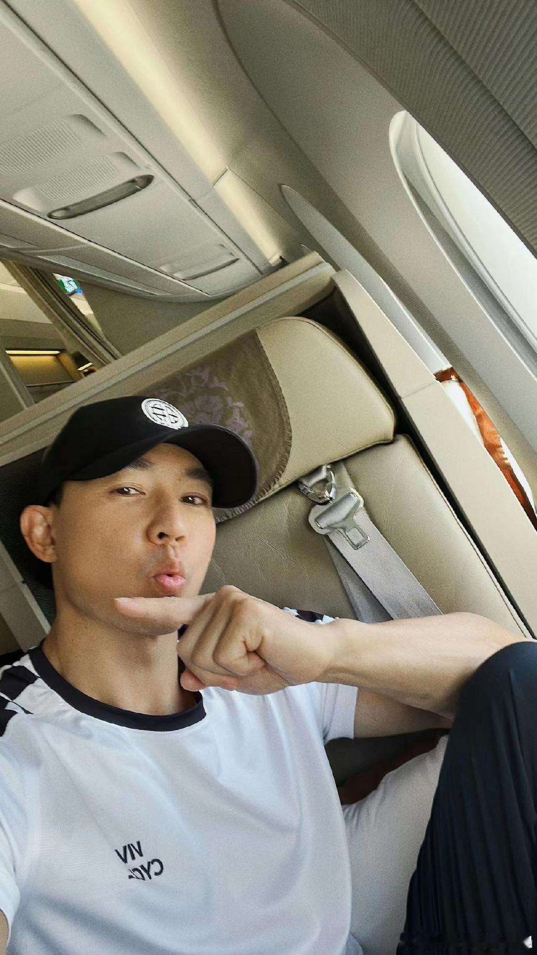 #刘畊宏[超话]##刘畊宏昨天今天明天# 刘畊宏，沉淀昨日阅历，[彩虹屁]今朝在舞台奋力突破自我#披荆斩棘# ​