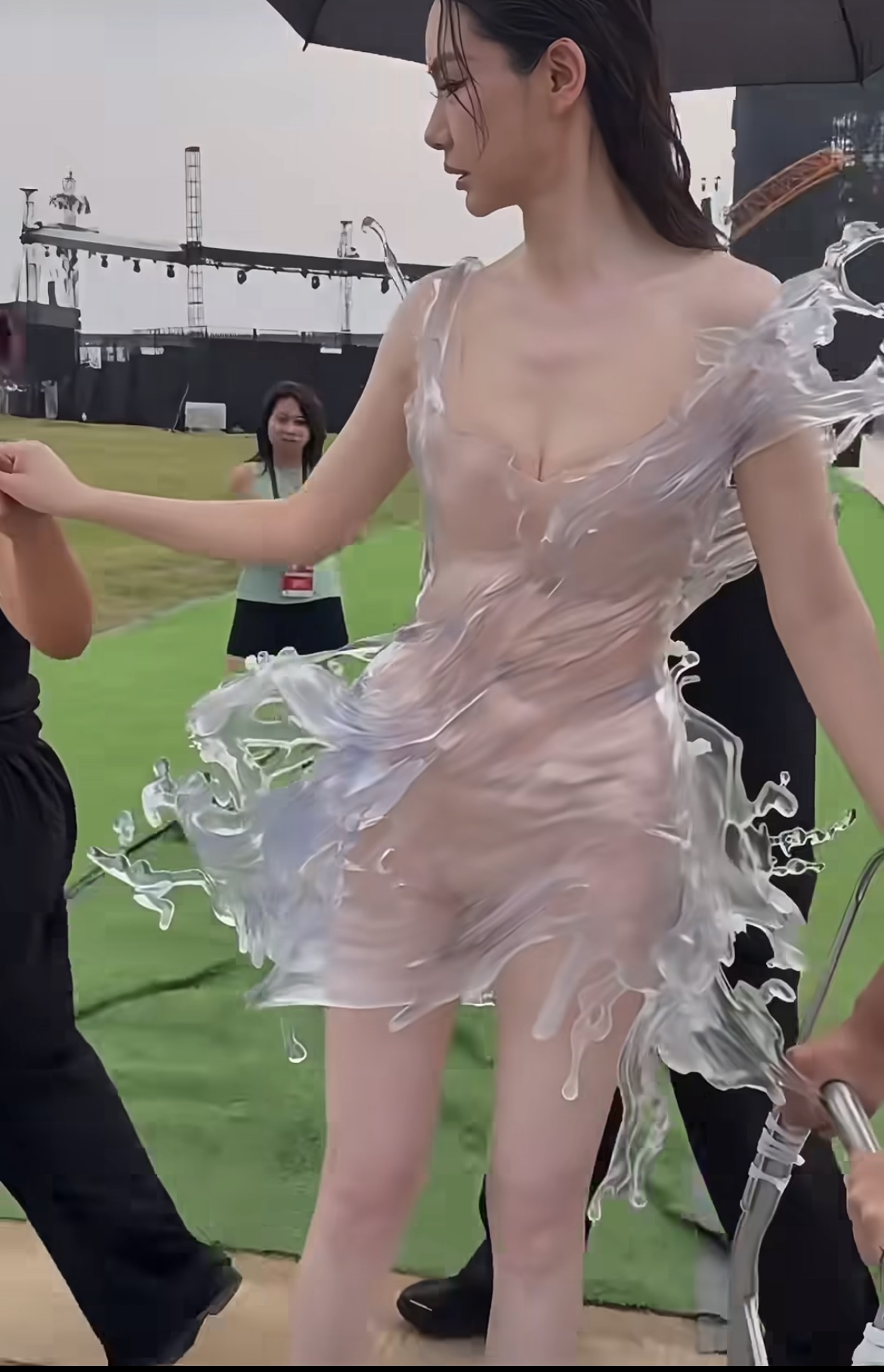 戚薇在芭莎红毯的衣服
是用3D打印出来的
不得不说
概念是非常好的
有创意又环保
然而
工作室的出片和现场效果
完全就是买家秀和卖家秀的差别
果然
灯光才是出片的秘诀
而且穿这个裙子
根本走不了路
只能靠工作人员用小拖车推上去
瞬间氛围感全无