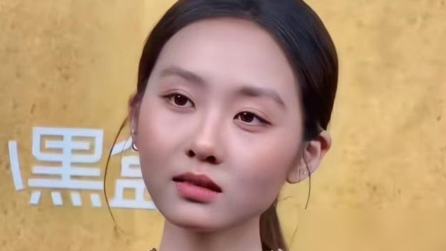 黄多多穿着香奈儿高定往红毯上一站，热搜炸了，评论区也炸了。
纽约大学Tisch学院念戏剧导演，程耳新片《人·鱼》里搭档王一博汤唯演女二，红毯首秀就是VOGUE，连出发图背景都是自己手绘的。黄磊把能铺的路全铺平了，资源顶到天花板。
可观众就是不买账。没代表作，没记忆点，身上贴着“资源咖”三个字，怎