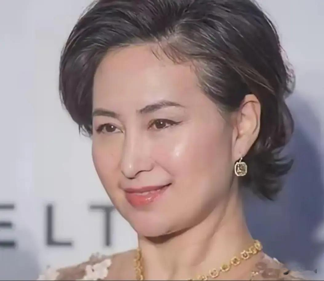 有次记者问何超琼：“您跟许晋亨结婚9年都没生娃，是不是心里一直放不下陈百强呀？”何超琼微微皱眉，忧伤地说：“要是那时我能更果敢，不那么唯命是从，也许结局就不一样了。”很多人疑惑，九年婚姻没有子女，背后究竟是放不下旧人，还是豪门联姻本就缺少温情，当年的选择，又藏着多少身不由己？

何超琼年少时，本怀揣