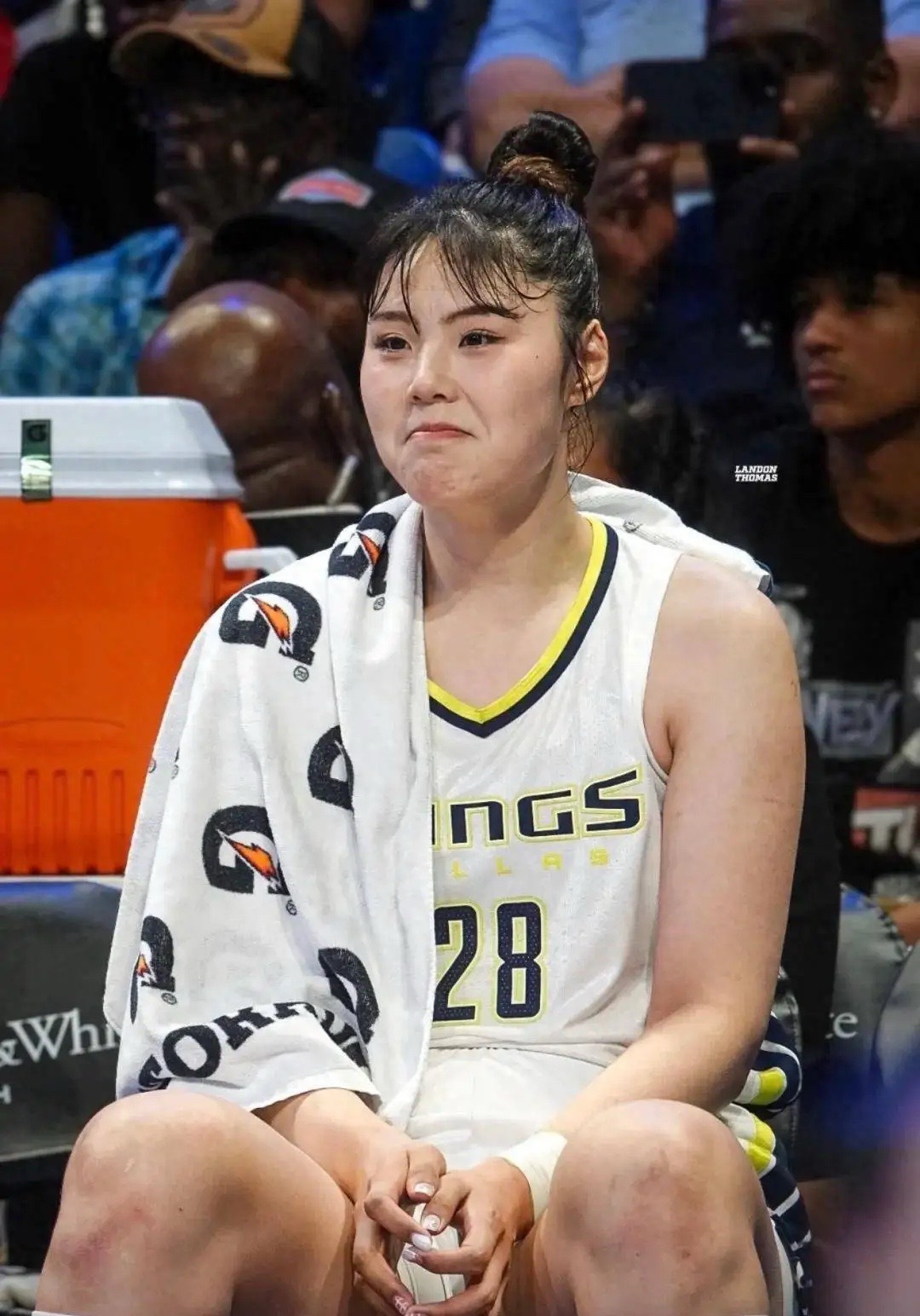 一本护照错失世界杯！巴特尔 “毫不客气” 表态，整个篮坛好好反思 ------2026 年女篮世界杯大幕将启，全世界的目光都聚焦在柏林，期待着中国女篮再次向世界之巅发起冲击时，迎头砸向所有人的，是中国女篮绝对的内线核心、在 WNBA 经历百般淬炼的李月汝，彻底无缘本届世界杯。原因仅仅是因为一份从国内 ​