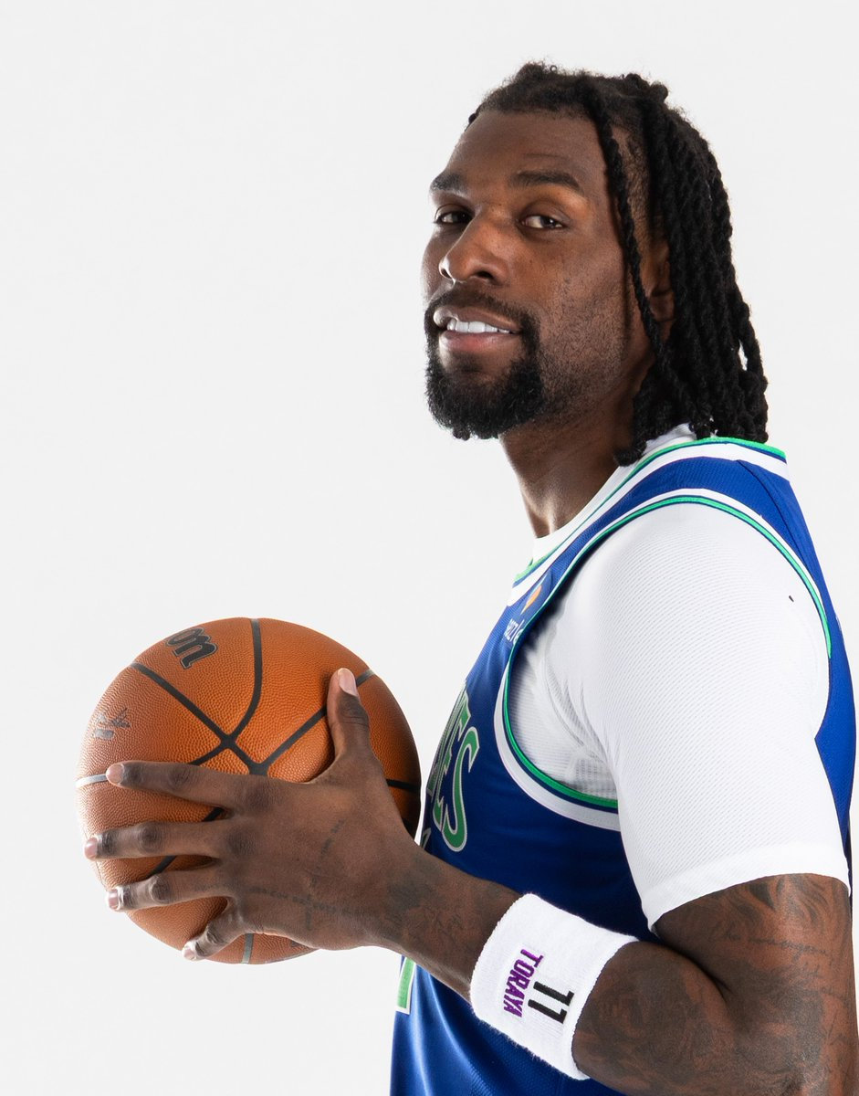 #NBA酷图# 今天是骑士球星詹姆斯-哈登37岁的生日，黄蜂球员里德27岁的生日、灰熊小将威尔斯23岁的生日和公牛球员帕威的25岁生日！让我们祝四位和今天过生日的球迷朋友们生日快乐！#NBA[超话]# ​