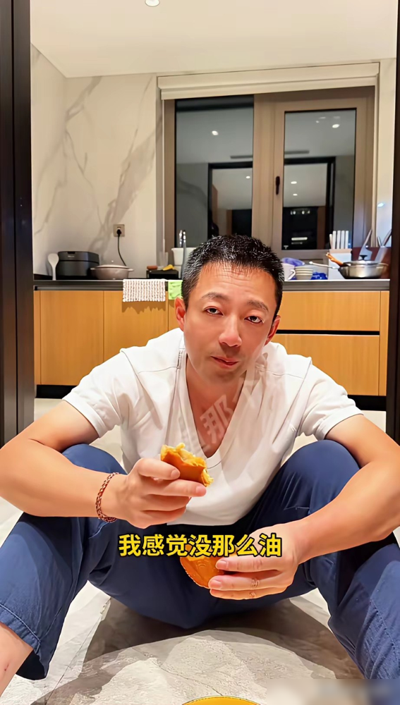中秋团圆夜，张兰带着安总、洋洋总一帮高管录祝福视频，镜头扫了一圈，唯独没见汪小菲。
评论区立马炸了，说儿子又去陪新岳父岳母了。张兰没回避，直接撂了句：小菲刚从巴黎上完十多天课回北京，倒时差呢，我理解。
这话听着体面，细品全是门道。六十多岁的人，中秋不歇着，扎在麻六记盯业务布局，镜头前笑容满格，嘴
