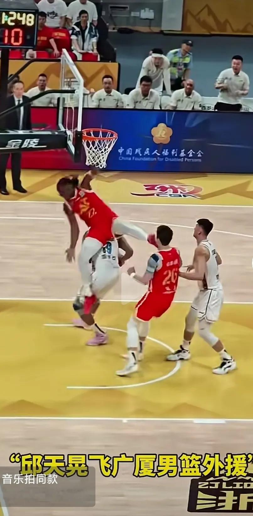 辽宁的网友反复观看昨晚丘天在篮底持球上篮的视频后，表示裁判应该给丘天吹...