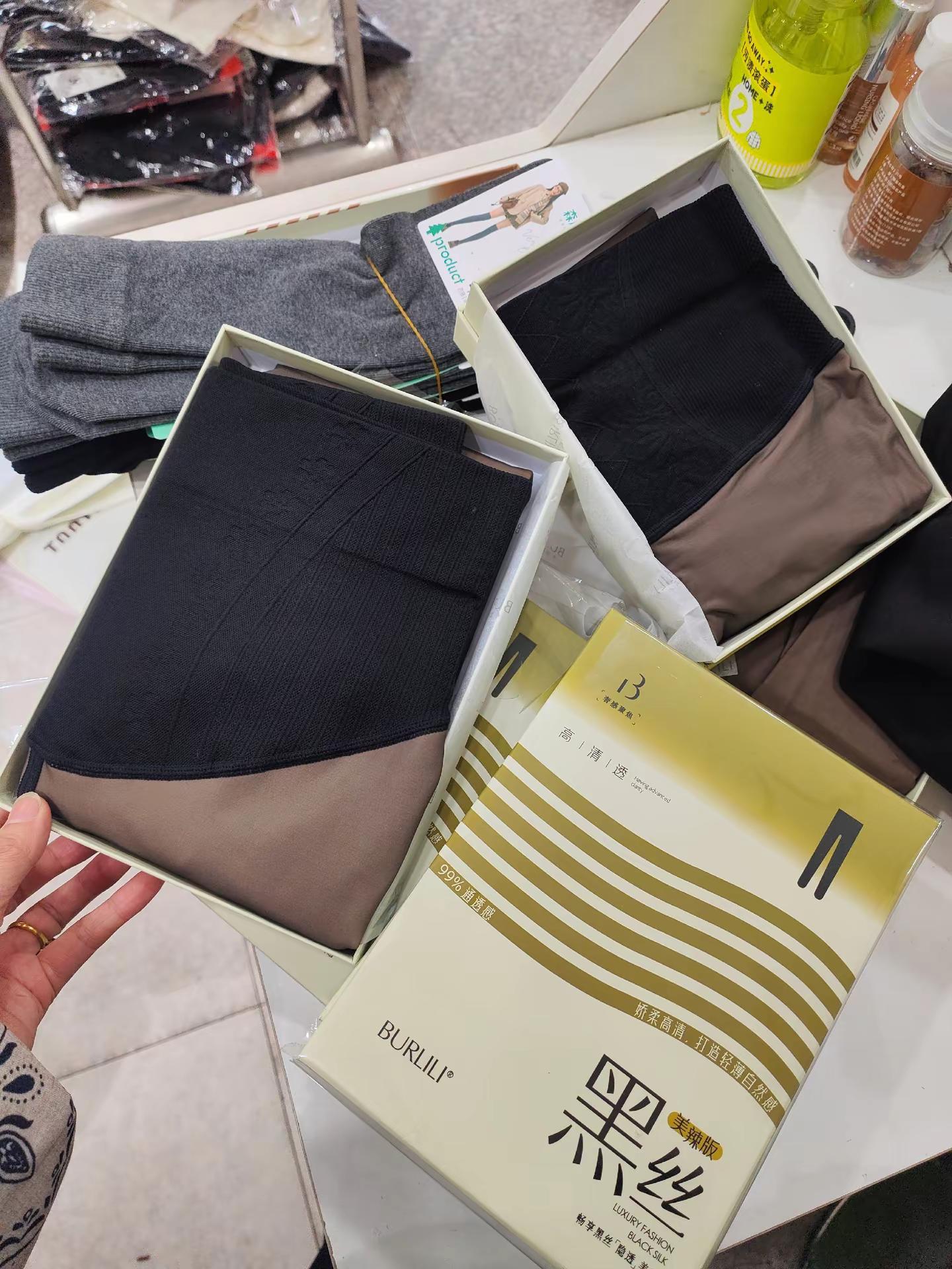 走在时尚的巅峰😍黑丝一体透肤女神必备。