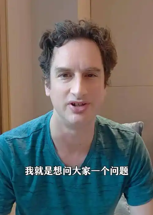 法国人吐槽坐中国高铁被歧视！这位法国游客在携程买不了票，后来折腾到12306才搞定，他拿着12306生成的乘车码扫码进站，被工作人员单独拦下来要求查护照，当场就炸了，直接打电话投诉车站，说自己被歧视了。


据当事人在社交媒体上的描述，他最开始尝试在携程买高铁票，结果一直出不了票。无奈之下只能转战1