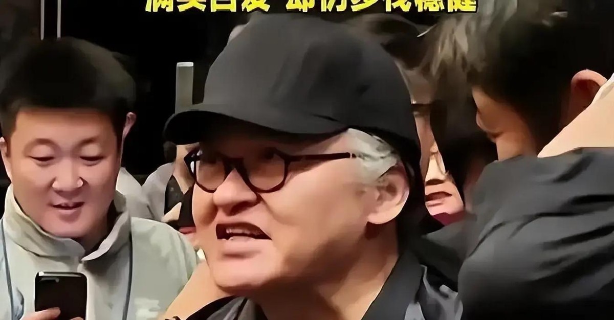 刘欢这事儿一出来，反倒是他弟弟刘啸，一个在北京电台安安静静做了二十多年主持的人，被推到了风口浪尖

大家讨论的也不是别的，就是一个问题：守着这么大个资源，怎么就没想着“借光”往上走一步，非得安安分分当个上班族

这事儿放今天确实有点意思

现在这社会，一人出名，恨不得整个家族都跟着扑上来，沾亲带故的