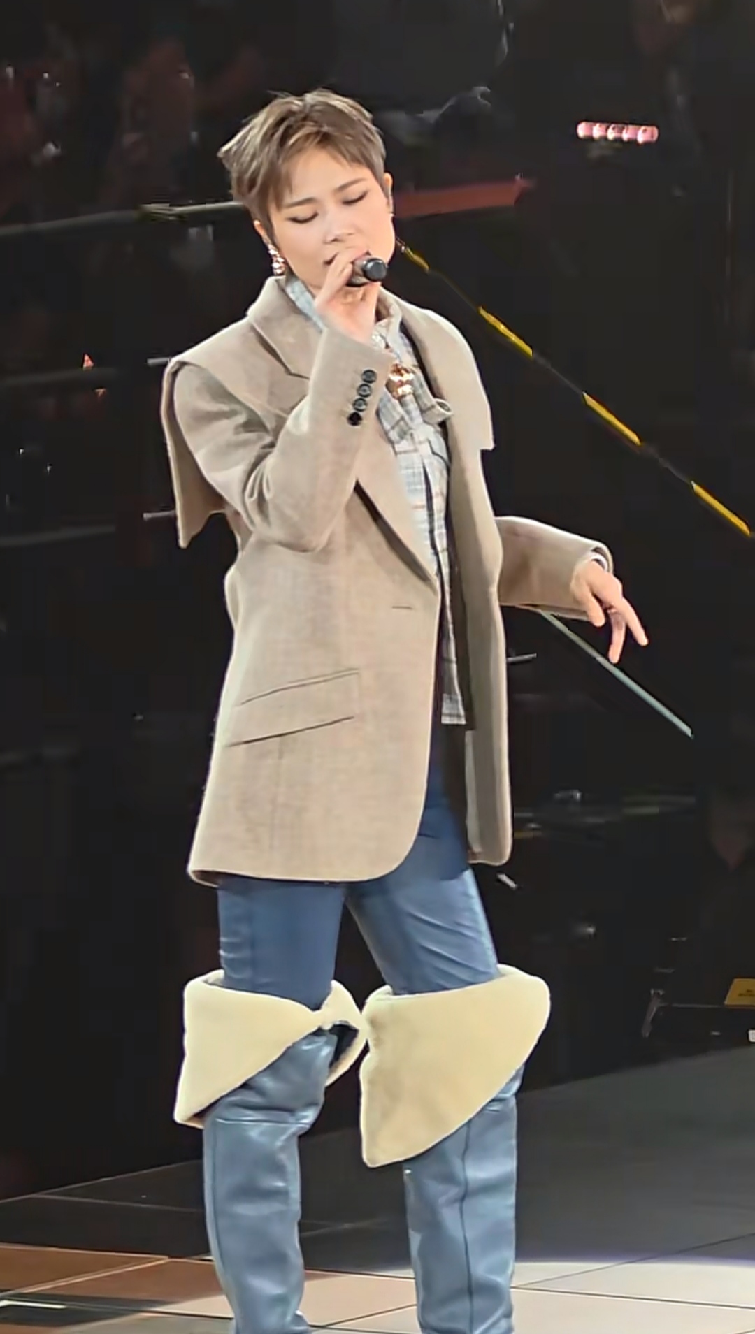 李宇春的北京演唱会，
她的那身行头，
远看差点没把我送走，
春春唱着唱着歌，
裤子怎么还掉了。

揉了揉眼再一瞧，
好嘛原来是长筒靴，
靴子就是这么设计的。

这不怪网友眼毒，
怪就怪设计师太自信了，
现场灯光一打，
谁还趴你腿上细瞅？
后排观众眼神不好的，
全程估计都在琢磨，
春春为啥不提裤子？
