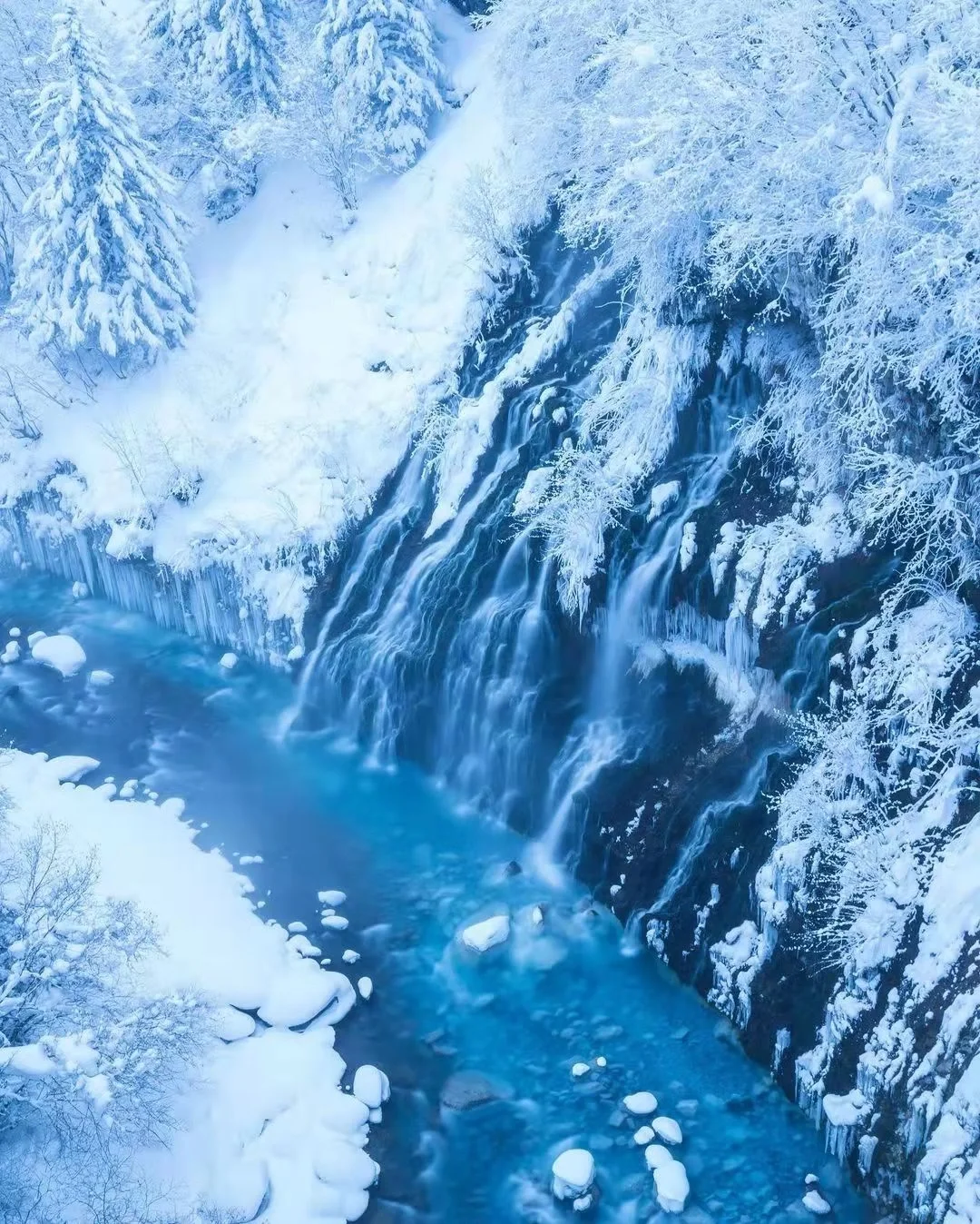 日本北海道｜白须瀑布，蓝色浪漫
