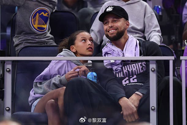 福布斯发布2026NBA球星收入榜，库里以2.036亿美元高居榜首，李宁的长约应该开始入账了。
另外九位是：
杜兰特1.049亿
字母哥1.035亿
詹姆斯9390万
爱德华兹8790万
塔图姆8650万
巴特勒&亚历山大7080万
布克6810万
恩比德6800万 ​