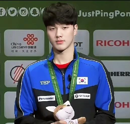 一块铜牌。
一个出生年份。
同样是韩国男乒主力，有人的兵役已经提前了结，有人却被卡在规则里动弹不得。
林仲勋在巴黎拿下一枚混双铜牌，直接免除了兵役，原本他距离入伍只剩不到一个月-。而1999年出生的安宰贤，根据韩国兵役法，最晚须在2027年12月前入伍服役。
他想免役，只有一条路：亚运会金牌。奥运奖