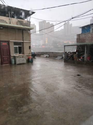 暮夜石楼雷雨至，烟火寻常暖古城