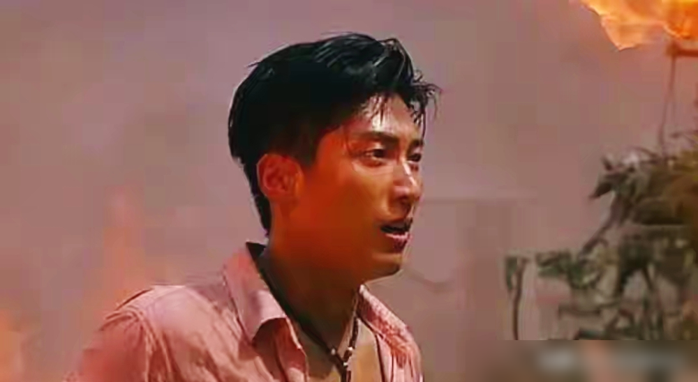 顶着一头杀马特长发去剧组凑热闹，却成了张艺谋眼里的纯情白月光。
2010年，北电大三学生窦骁陪同学去试戏。当时的娱乐圈太浮躁，张艺谋为了找个气质干净的老三，急得直发愁。
谁成想，这个做过理发学徒、留着长发凑数的愣头青，被副导演一眼相中。没背景，没经验，满脸写着没被社会毒打过的懵懂。
张艺谋直接